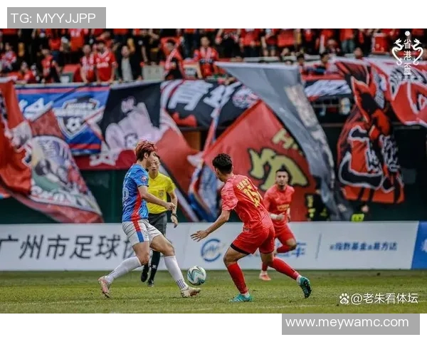 足球明星携手推出小蓝管引发热潮球迷纷纷抢购背后故事引人关注